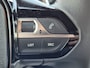 Peugeot 2008 1.2 Hybrid 136PK Allure Automaat | Draadloze Apple Carplay / Android Auto | 17" Licht Metalen Velgen | Parkeersensoren | DAB Ontvanger | Connected services | Dakrails | Dimlichten automatisch