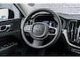 Volvo XC60 T6 Plug-in hybrid AWD Plus Dark | Trekhaak | 360 camera | Adaptive Cruise Control | Google Maps navigatie | Panoramadak | Verwarmbare achterbank/voorstoelen/stuurwiel | Elektrische stoelverstelling | Dodehoekdetectie |