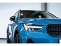 Volvo XC40 B4 Plus Dark | Verwarmde Voorstoelen+Stuurwiel | Verwarmde voorruit | Semi-Elektrische Trekhaak | Harman Kardon Premium Audio | Apple Carplay / Android Auto | Electrisch bedienbare voorstoelen | Google infotaiment