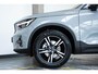 Volvo XC40 B4 Plus Dark | Verwarmbare Voorstoelen en Stuurwiel | Semi-Elektrische Trekhaak | Verwarmbare Voorruit | Premium Audio by Harman Kardon | Adaptieve Cruise Control | Park Assist