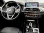 BMW X3 xDrive20i High Executive 184Pk Automaat (PANORAMADAK, HEAD-UP DISPLAY, GROOT NAVI, STUUR/STOELVERWARMING, ELEK SPORTSTOELEN, LEDER, ZWART HEMEL, GETINT GLAS, SFEERVERLICHTING, NIEUWSTAAT)