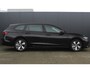 Volkswagen Passat Variant 1.5 eTSI 150 pk | Incl. 12 maanden Garantie | Stoel/stuur verwarming | Achteruitrijcamera | Adaptive cruise controle | Dodehoekdetectie | Parkeersensoren V+A | Navigatie | Apple CarPlay/Android Auto | Draadloze telefoonlader | Climate controle | Lane assist | Keyless start | LED Koplampen | 17 Inch LMV | Schakelmogelijkheid aan stuurwiel |