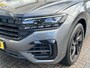 Volkswagen Touareg 3.0 TSi eHybrid 4MOTION R / AUTOMAAT/ PANO/ 462PK/ LUCHTVERING/ LEER/ HEAD-UP DISPLAY/ ADAPT. CRUISE/ MATRIX/ RIJ-MODI/ NAVI/ PARK. SENSOREN + CAMERA/ STOEL-STUUR V ERWARM./ 4-ZONE CLIMA