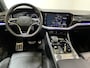 Volkswagen Touareg 3.0 TSi 4MOTION R / AUTOMAAT/ PANO/ 2X R-LINE/ 462PK/ LUCHTVERING/ LEER/ HEAD-UP DISPLAY/ ADAPT. CRUISE/ MATRIX/ RIJ-MODI/ NAVI/ PARK. SENSOREN + CAMERA/ STOEL-STUUR V ERWARM./ 4-ZONE CLIMA