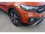 Volkswagen T-Cross 1.0 TSI Life PL €533 p/m* | 95PK / 70kW, 13983KM, 2-zone climatronic, comfort pakket (parkeersensoren voor en achter (pdc), achteruitrijcamera (rear view), verwarmbare voorstoelen), multimedia pakket (navigatie, draadloze telefoonlader), black design pakket (privacy glas), elektrisch verstel-, verwarm- en inklapbare buitenspiegels, adaptieve cruise control (acc), Apple Carplay & Android Auto etc.