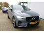 Volvo XC60 2.0 T6 Plug-in hybrid AWD Plus Dark | Incl. 12 maanden Garantie | Panorama dak | Keyless entry/start | Achteruitrijcamera | Elektrische kofferbakklep | Memory stand stoelen | Adaptive cruise | Apple CarPlay/Android Auto | Climate controle | Draadloze telefoonlader | Lederen bekleding |