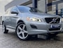 Volvo XC60 2.0T R-Design / Automaat / NL-Auto / Dealer-Onderhouden / Panodak / Vol-Leder / Stoelverwarming / Cruise-Control / Climate-Control / Afneembare-Trekhaak / Elektr.-Achterklep / Keyless / Bi-Xenon / Radio-Bluetooth / Armsteun V+A / PDC V+A met Camera / 20'' LMV / All-Seasons / ENZ.