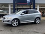 Volvo XC60 2.0T R-Design / Automaat / NL-Auto / Dealer-Onderhouden / Panodak / Vol-Leder / Stoelverwarming / Cruise-Control / Climate-Control / Afneembare-Trekhaak / Elektr.-Achterklep / Keyless / Bi-Xenon / Radio-Bluetooth / Armsteun V+A / PDC V+A met Camera / 20'' LMV / All-Seasons / ENZ.
