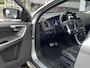 Volvo XC60 2.0T R-Design / Automaat / NL-Auto / Dealer-Onderhouden / Panodak / Vol-Leder / Stoelverwarming / Cruise-Control / Climate-Control / Afneembare-Trekhaak / Elektr.-Achterklep / Keyless / Bi-Xenon / Radio-Bluetooth / Armsteun V+A / PDC V+A met Camera / 20'' LMV / All-Seasons / ENZ.