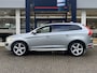 Volvo XC60 2.0T R-Design / Automaat / NL-Auto / Dealer-Onderhouden / Panodak / Vol-Leder / Stoelverwarming / Cruise-Control / Climate-Control / Afneembare-Trekhaak / Elektr.-Achterklep / Keyless / Bi-Xenon / Radio-Bluetooth / Armsteun V+A / PDC V+A met Camera / 20'' LMV / All-Seasons / ENZ.