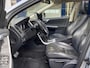 Volvo XC60 2.0T R-Design / Automaat / NL-Auto / Dealer-Onderhouden / Panodak / Vol-Leder / Stoelverwarming / Cruise-Control / Climate-Control / Afneembare-Trekhaak / Elektr.-Achterklep / Keyless / Bi-Xenon / Radio-Bluetooth / Armsteun V+A / PDC V+A met Camera / 20'' LMV / All-Seasons / ENZ.