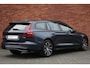 Volvo V60 T6 Plug-in hybrid AWD Plus Dark | Verwarmbare Voorstoelen (met geheugen), Stuurwiel en Achterbank | Panoramadak | Semi-Elektrische Trekhaak | Verwarmbare Voorruit | Premium Audio by Harman Kardon | 360-Camera
