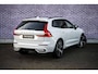 Volvo XC60 B5 Ultimate Dark | Trekhaak | Harman & Kardon | Stoel/stuur verwarming | Panorama dak | Adaptieve cruise control | Elektrisch verstelbare voorstoelen met memory |