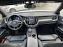 Volvo XC60 B5 Ultimate Dark | Trekhaak | Harman & Kardon | Stoel/stuur verwarming | Panorama dak | Adaptieve cruise control | Elektrisch verstelbare voorstoelen met memory |