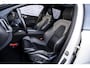 Volvo XC60 B5 Ultimate Dark | Trekhaak | Harman & Kardon | Stoel/stuur verwarming | Panorama dak | Adaptieve cruise control | Elektrisch verstelbare voorstoelen met memory |