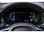 Volvo XC60 B5 Ultimate Dark | Trekhaak | Harman & Kardon | Stoel/stuur verwarming | Panorama dak | Adaptieve cruise control | Elektrisch verstelbare voorstoelen met memory |