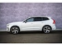 Volvo XC60 B5 Ultimate Dark | Trekhaak | Harman & Kardon | Stoel/stuur verwarming | Panorama dak | Adaptieve cruise control | Elektrisch verstelbare voorstoelen met memory |