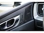 Volvo XC60 B5 Ultimate Dark | Trekhaak | Harman & Kardon | Stoel/stuur verwarming | Panorama dak | Adaptieve cruise control | Elektrisch verstelbare voorstoelen met memory |