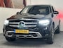 Mercedes-Benz GLC 300E 4MATIC BUSINESS SOLUTION NL AUTO !! LEDER NAVIGATIE ADAPTIVE CRUISE CONTROL BLUETOOTH TELEFOON MEDIA VOORBEREIDING RIJSTROOKSENSOREN ACHTERUITRIJCAMERA UITKLAPBARE TREKHAAK ZEER MOOI !! Brgl