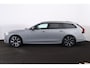 Volvo V90 T6 Recharge AWD Plus Dark - IntelliSafe Assist & Surround - Harman/Kardon audio - 360º Camera - Adaptieve LED koplampen - Verwarmde voorstoelen, stuur & achterbank - Parkeersensoren voor & achter - Elektr. bedienb. voorstoelen met geheugen - Extra getint glas - Elektr. inklapbare trekhaak - 19' LMV