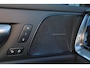 Volvo V60 T6 Recharge AWD Plus Dark - IntelliSafe Assist & Surround - 360º Camera - Harman/Kardon audio - Adaptieve LED koplampen - Verwarmde voorstoelen, stuur & achterbank - Parkeersensoren voor & achter - Elektr. bedienb. voorstoelen met geheugen - Extra getint glas - Elektr. inklapbare trekhaak - 18' LMV