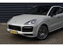 Porsche Cayenne Coupé 3.0 E-Hybrid 462pk SportDesign | Pano | 22'' Wielen | ACC | Softclose | Bose | Stoelventilatie | Head-Up | 360 Camera |