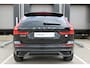 Volvo XC60 T6 350PK Plug-in hybrid AWD Plus Dark | Adaptieve Cruise Control met Pilot Assist | Elektrisch bedienbaar panoramisch schuif-/kanteldak | Premium audio by Harman Kardon | Elektrische voorstoelen met geheugen | Verwarmbare voorstoelen + stuurwiel