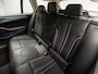 BMW 5-Serie Touring 530e Sportline 293Pk Automaat (APPLE CARPLAY, GROOT NAVI, DEALER ONDERHOUDEN, CAMERA, SFEERVERLICHTING, LEDER, SPORTSTOELEN, ADAPTIVE CRUISE, TREKHAAK ELEKTRISCH, NIEUWSTAAT)