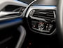 BMW 5-Serie Touring 530e Sportline 293Pk Automaat (APPLE CARPLAY, GROOT NAVI, DEALER ONDERHOUDEN, CAMERA, SFEERVERLICHTING, LEDER, SPORTSTOELEN, ADAPTIVE CRUISE, TREKHAAK ELEKTRISCH, NIEUWSTAAT)
