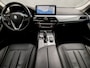 BMW 5-Serie Touring 530e Sportline 293Pk Automaat (APPLE CARPLAY, GROOT NAVI, DEALER ONDERHOUDEN, CAMERA, SFEERVERLICHTING, LEDER, SPORTSTOELEN, ADAPTIVE CRUISE, TREKHAAK ELEKTRISCH, NIEUWSTAAT)