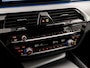 BMW 5-Serie Touring 530e Sportline 293Pk Automaat (APPLE CARPLAY, GROOT NAVI, DEALER ONDERHOUDEN, CAMERA, SFEERVERLICHTING, LEDER, SPORTSTOELEN, ADAPTIVE CRUISE, TREKHAAK ELEKTRISCH, NIEUWSTAAT)