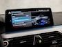 BMW 5-Serie Touring 530e Sportline 293Pk Automaat (APPLE CARPLAY, GROOT NAVI, DEALER ONDERHOUDEN, CAMERA, SFEERVERLICHTING, LEDER, SPORTSTOELEN, ADAPTIVE CRUISE, TREKHAAK ELEKTRISCH, NIEUWSTAAT)