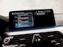 BMW 5-Serie Touring 530e Sportline 293Pk Automaat (APPLE CARPLAY, GROOT NAVI, DEALER ONDERHOUDEN, CAMERA, SFEERVERLICHTING, LEDER, SPORTSTOELEN, ADAPTIVE CRUISE, TREKHAAK ELEKTRISCH, NIEUWSTAAT)
