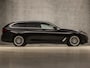 BMW 5-Serie Touring 530e Sportline 293Pk Automaat (APPLE CARPLAY, GROOT NAVI, DEALER ONDERHOUDEN, CAMERA, SFEERVERLICHTING, LEDER, SPORTSTOELEN, ADAPTIVE CRUISE, TREKHAAK ELEKTRISCH, NIEUWSTAAT)