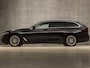 BMW 5-Serie Touring 530e Sportline 293Pk Automaat (APPLE CARPLAY, GROOT NAVI, DEALER ONDERHOUDEN, CAMERA, SFEERVERLICHTING, LEDER, SPORTSTOELEN, ADAPTIVE CRUISE, TREKHAAK ELEKTRISCH, NIEUWSTAAT)