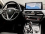 BMW 5-Serie Touring 530e Sportline 293Pk Automaat (APPLE CARPLAY, GROOT NAVI, DEALER ONDERHOUDEN, CAMERA, SFEERVERLICHTING, LEDER, SPORTSTOELEN, ADAPTIVE CRUISE, TREKHAAK ELEKTRISCH, NIEUWSTAAT)