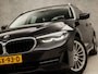 BMW 5-Serie Touring 530e Sportline 293Pk Automaat (APPLE CARPLAY, GROOT NAVI, DEALER ONDERHOUDEN, CAMERA, SFEERVERLICHTING, LEDER, SPORTSTOELEN, ADAPTIVE CRUISE, TREKHAAK ELEKTRISCH, NIEUWSTAAT)