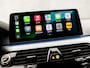 BMW 5-Serie Touring 530e Sportline 293Pk Automaat (APPLE CARPLAY, GROOT NAVI, DEALER ONDERHOUDEN, CAMERA, SFEERVERLICHTING, LEDER, SPORTSTOELEN, ADAPTIVE CRUISE, TREKHAAK ELEKTRISCH, NIEUWSTAAT)