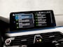 BMW 5-Serie Touring 530e Sportline 293Pk Automaat (APPLE CARPLAY, GROOT NAVI, DEALER ONDERHOUDEN, CAMERA, SFEERVERLICHTING, LEDER, SPORTSTOELEN, ADAPTIVE CRUISE, TREKHAAK ELEKTRISCH, NIEUWSTAAT)
