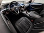 BMW 5-Serie Touring 530e Sportline 293Pk Automaat (APPLE CARPLAY, GROOT NAVI, DEALER ONDERHOUDEN, CAMERA, SFEERVERLICHTING, LEDER, SPORTSTOELEN, ADAPTIVE CRUISE, TREKHAAK ELEKTRISCH, NIEUWSTAAT)