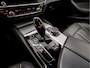 BMW 5-Serie Touring 530e Sportline 293Pk Automaat (APPLE CARPLAY, GROOT NAVI, DEALER ONDERHOUDEN, CAMERA, SFEERVERLICHTING, LEDER, SPORTSTOELEN, ADAPTIVE CRUISE, TREKHAAK ELEKTRISCH, NIEUWSTAAT)