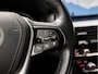 BMW 5-Serie Touring 530e Sportline 293Pk Automaat (APPLE CARPLAY, GROOT NAVI, DEALER ONDERHOUDEN, CAMERA, SFEERVERLICHTING, LEDER, SPORTSTOELEN, ADAPTIVE CRUISE, TREKHAAK ELEKTRISCH, NIEUWSTAAT)