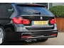 BMW 3-Serie Touring 325d High Executive M-Sport | HUD | Keyless Go | Sportstoelen | Stoelverw | Xenon | Leder | Navi | ECC | PDC | Cruise | Bluetooth | LMV18" | Dealer onderhouden