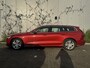 Volvo V60 2.0 B3 Momentum Business | Adaptieve Cruise Control | Trekhaak | Parkeersensoren voor + achter | Parkeercamera | Stoel-/Stuurverwarming | Apple CarPlay & Android Auto | Navigatie |