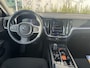 Volvo V60 2.0 B3 Momentum Business | Adaptieve Cruise Control | Trekhaak | Parkeersensoren voor + achter | Parkeercamera | Stoel-/Stuurverwarming | Apple CarPlay & Android Auto | Navigatie |