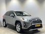 Toyota RAV4 2.5 Hybrid AWD Style | Navigatie/Android/Apple Carplay | LM Velgen 18" | Voorstoelen Verwarmd | Achteruitrijcamera | Kunstlederen bekleding | Cruise Control Adaptief |