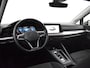 Volkswagen Golf 1.0 eTsi 110pk DSG Life · Apple/Android Car Play · Navi · P-Sensoren · DAB · Getint Glas · 16'' Inch · Garantie t/m 28-03-2027 of 100.000km
