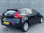Volvo V40 1.6 T2 Momentum | Navigatie | Bi-xenon koplampen | Stoelverwarming | Cruise control | Regensensor | Parkeersensoren achter | Voorruitverwarming | Airconditioning | Lichtmetalen velgen |