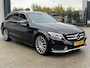 Mercedes-Benz C-klasse Estate 400 4MATIC AMG Automaat (PANORAMADAK, DEALER ONDERHOUDEN, LUCHTVERING, SFEERVERLICHTING, CAMERA, LEDER DASHBOARD, ADAPTIVE CRUISE, STOELKOELING EN VERWARMING, BURMESTER AUDIO, NIEUWSTAAT)
