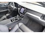 Volvo V60 T6 Recharge AWD R-Design | Panoramadak | Trekhaak | Stoelverwarming | BLIS | Pilot Assist | Harman / Kardon | Glossy Black